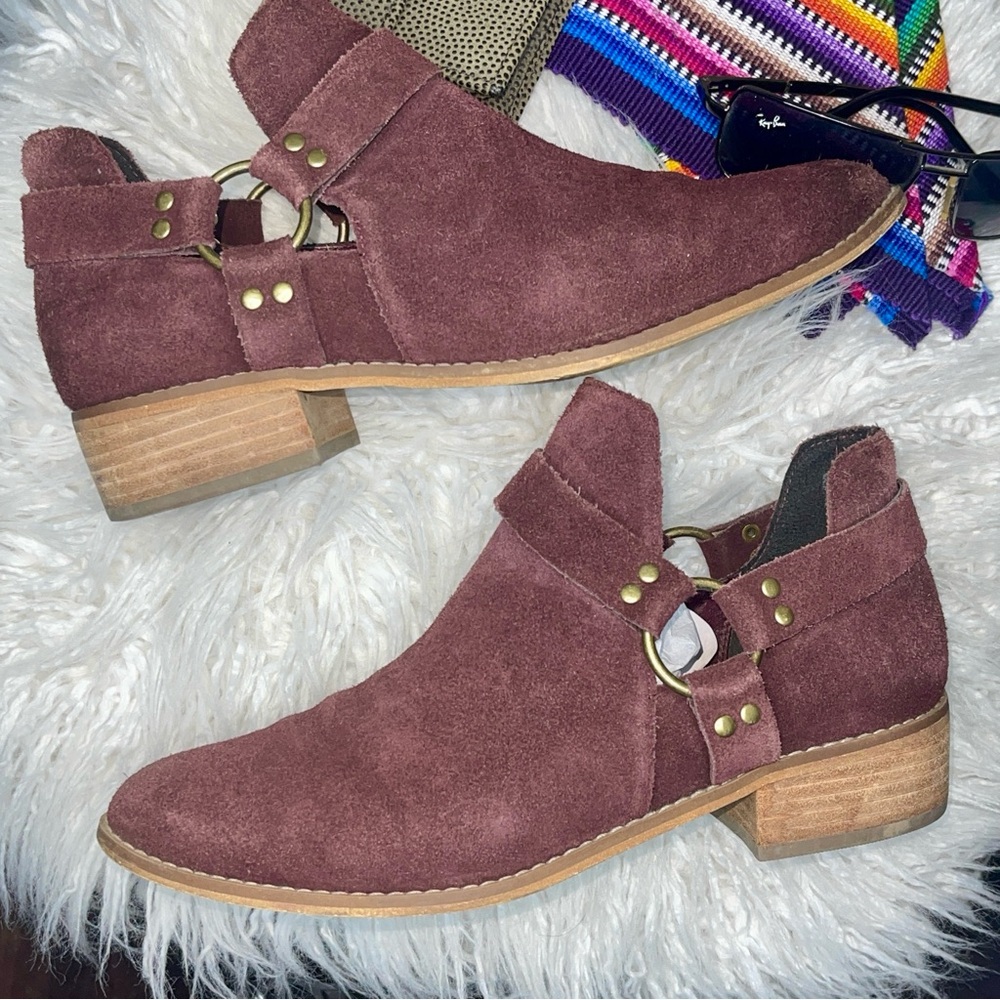 Nordstrom Brass plum 7 ankle booties with brass accents